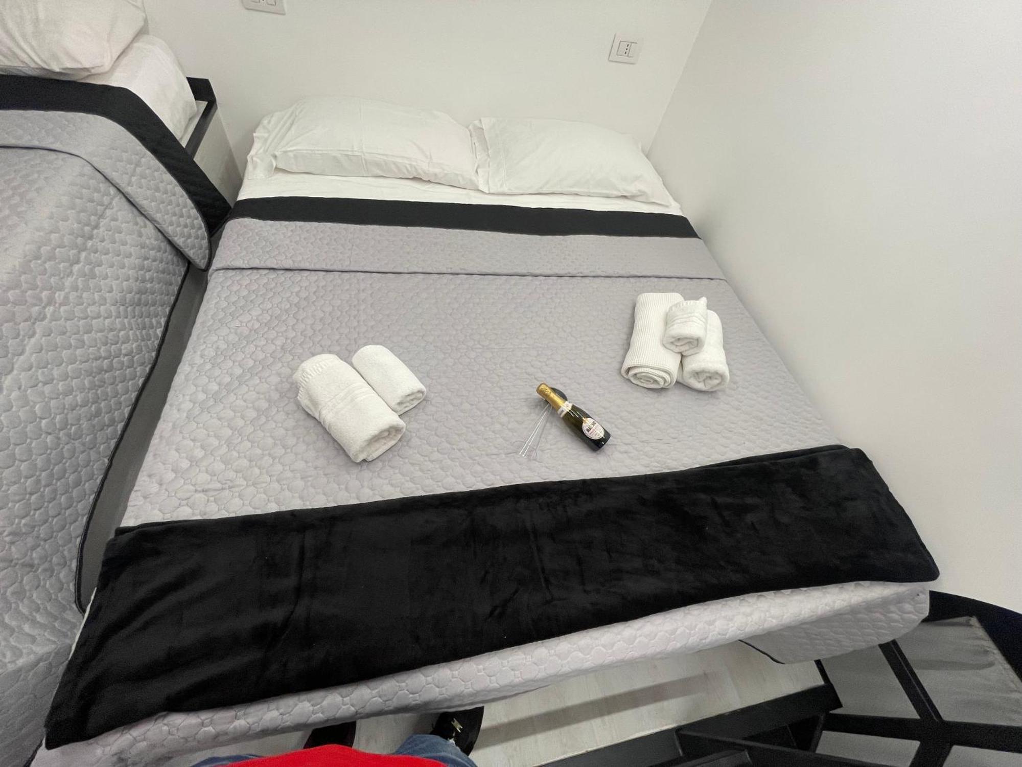 Lux House Naples Airport Hotel Kültér fotó