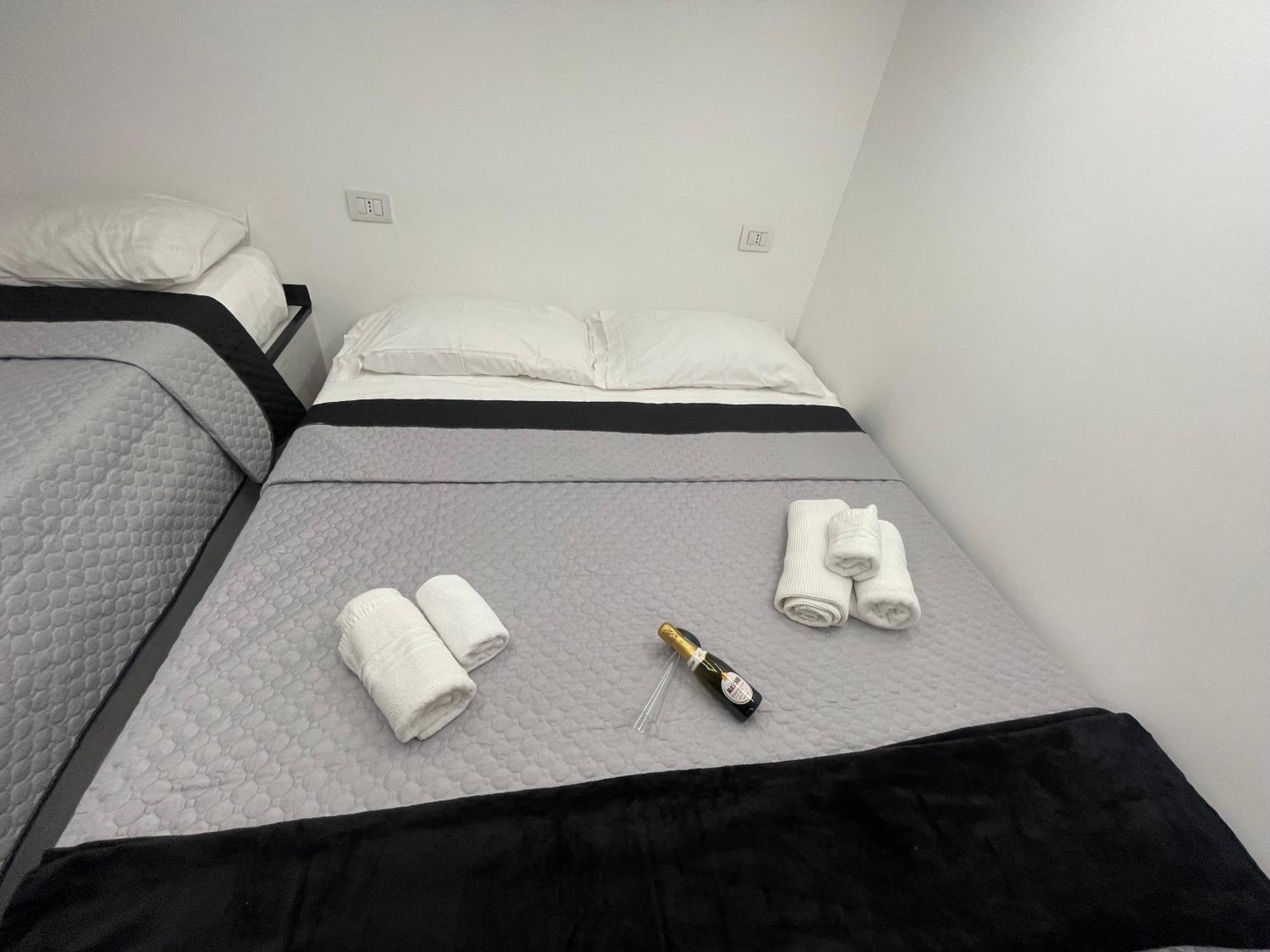 Lux House Naples Airport Hotel Kültér fotó